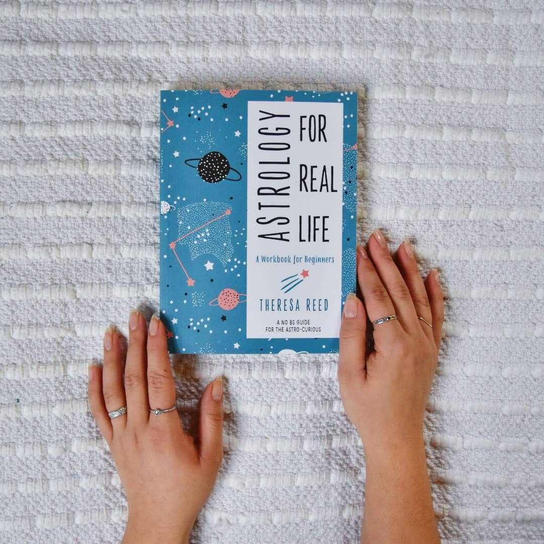 Astrología para la vida real por Theresa Reed - Libro para adultos