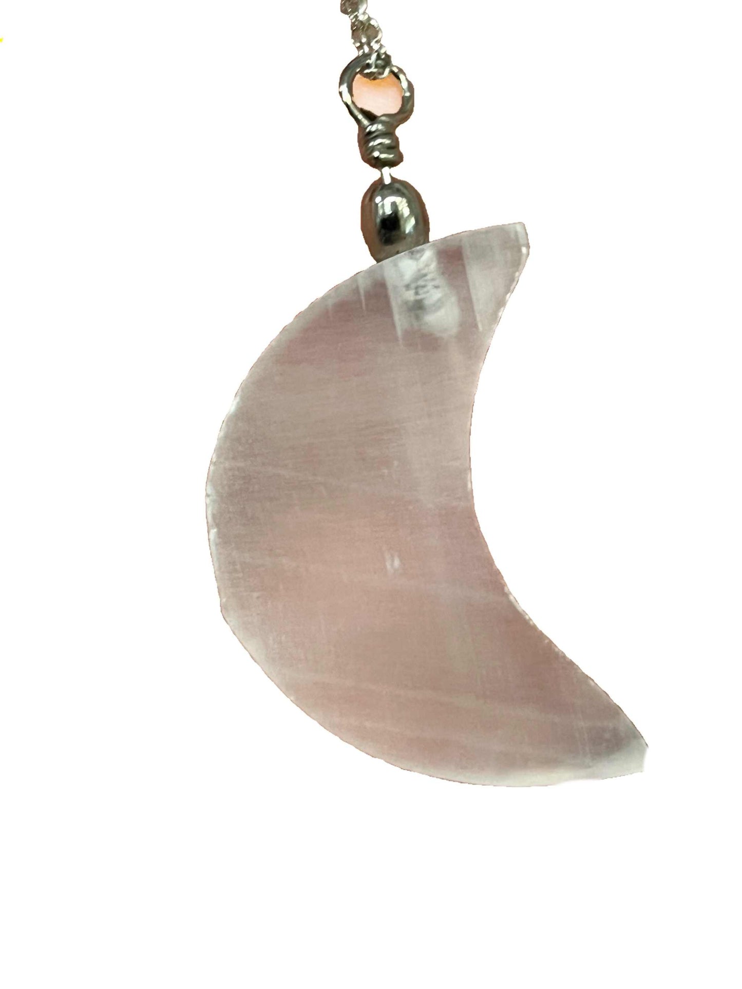 Collar con colgante de luna de selenita
