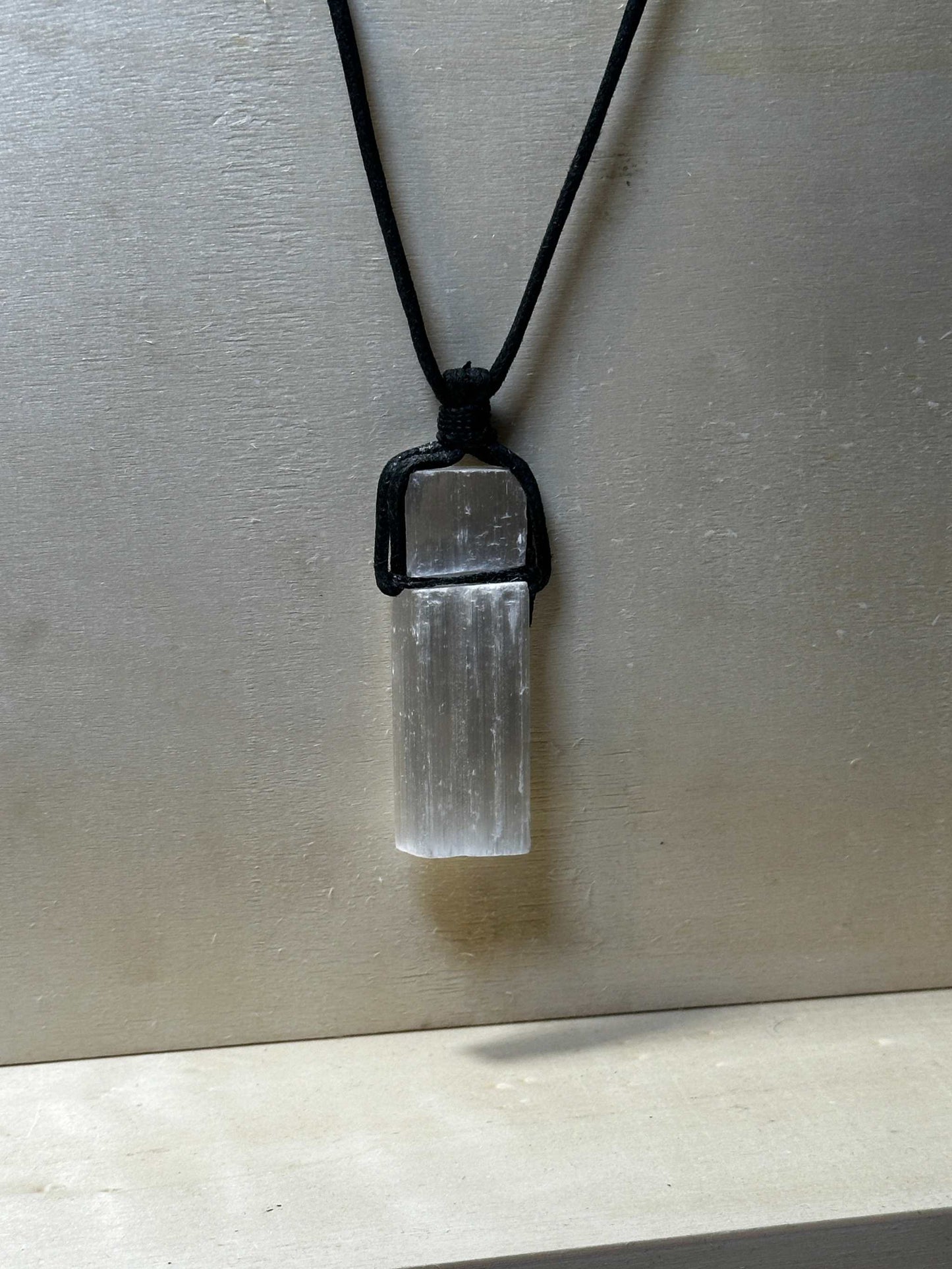 Collar de selenita con cordón de algodón