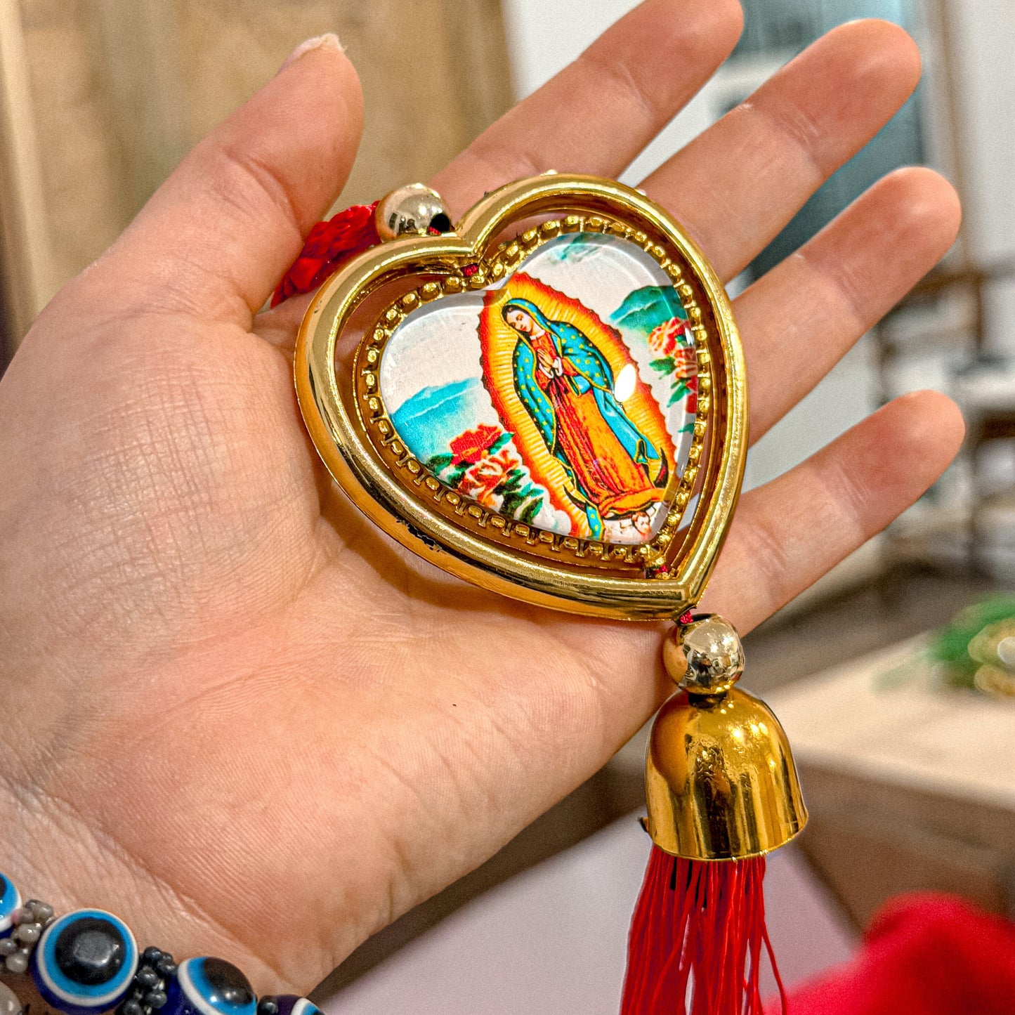 Decoración Colgante de la Virgen de Guadalupe con Borla Roja