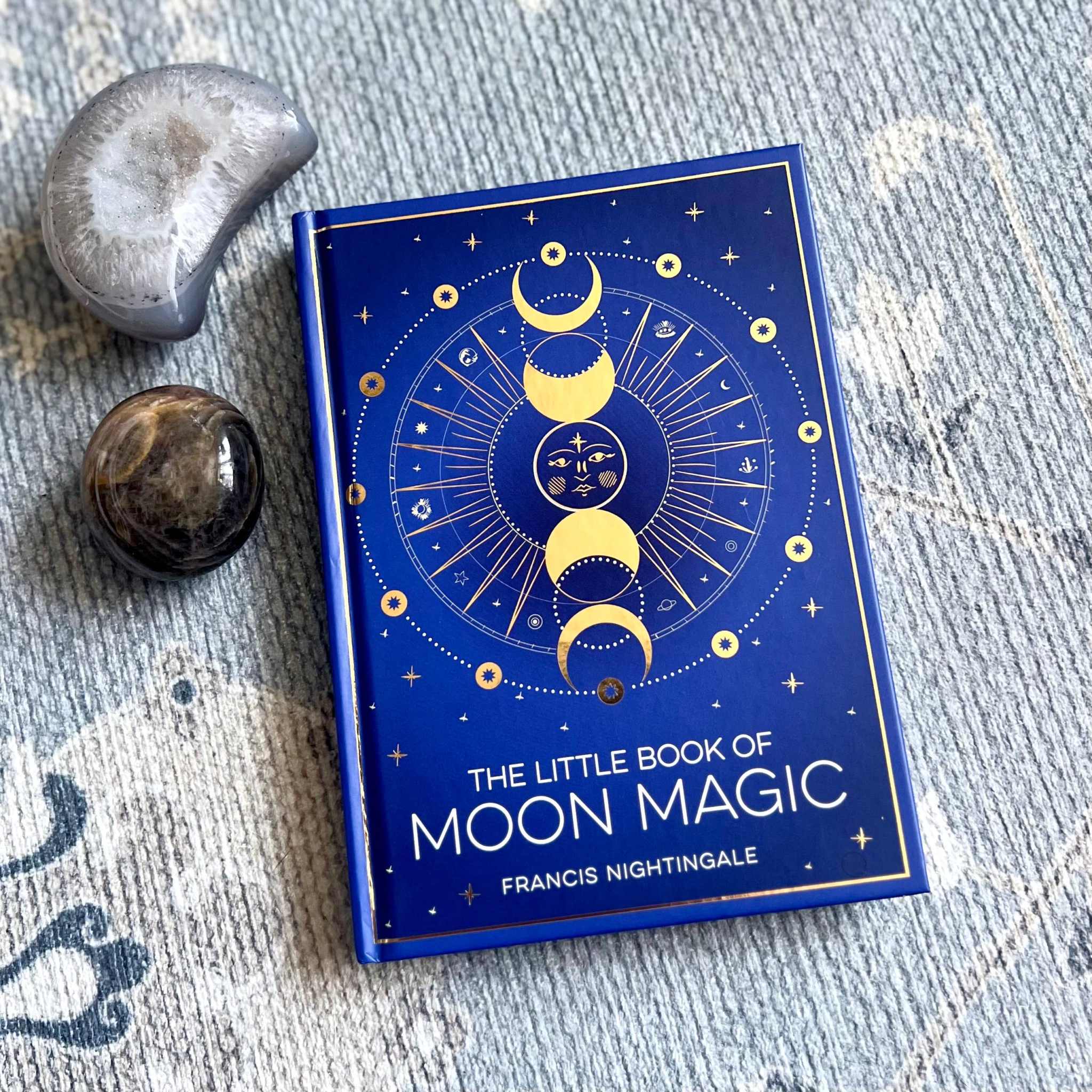 El pequeño libro de la magia lunar: Leyendas, rituales y hechizos lunares por Francis Nightingale