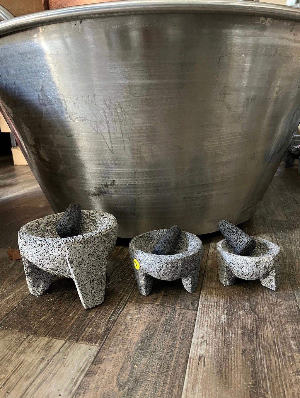 Molcajete Original 100% Piedra Volcánica de Lava Mortero y Mano - Utensilio de Cocina Versátil para Moler y Triturar Ingredientes - Utensilios