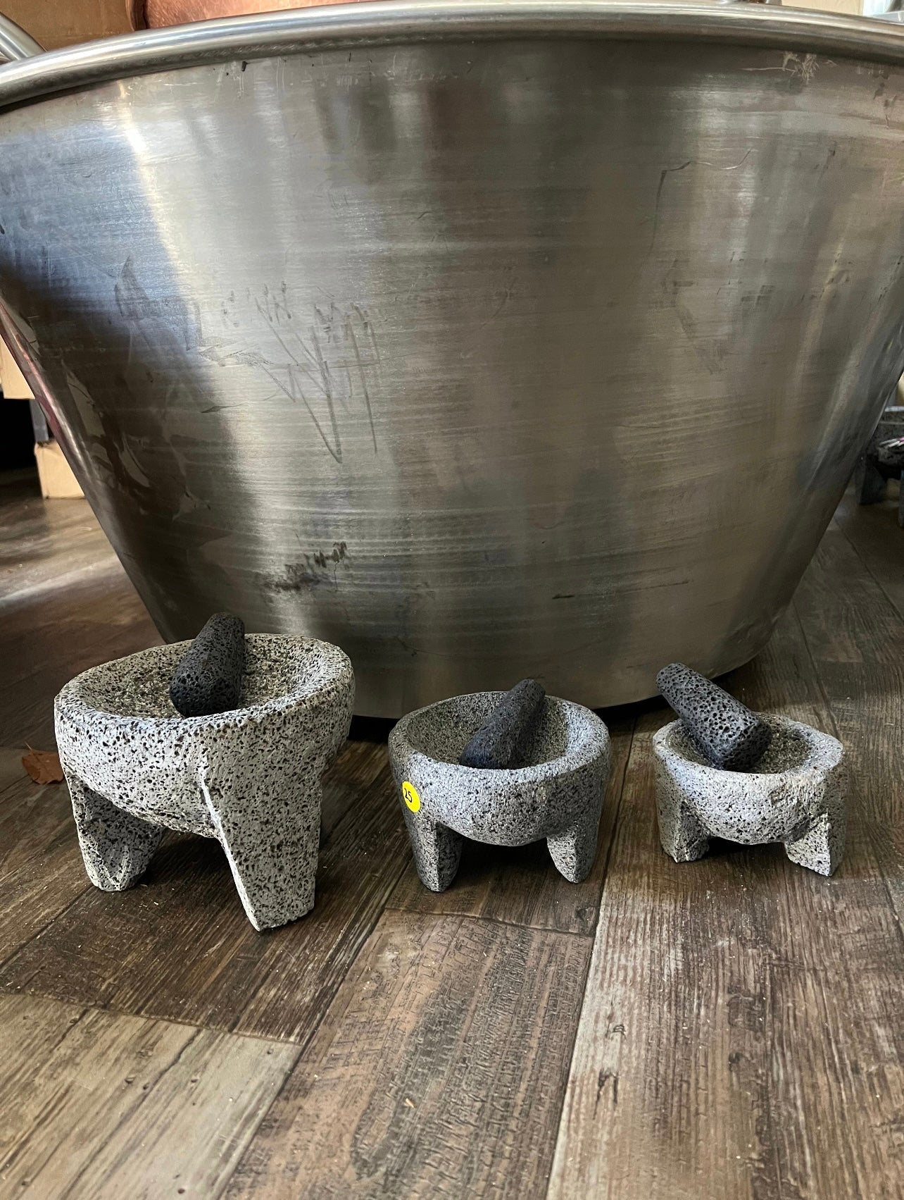 Molcajete Original 100% Piedra Volcánica de Lava Mortero y Mano - Utensilio de Cocina Versátil para Moler y Triturar Ingredientes - Utensilios