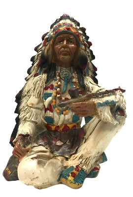 Indio nativo americano sentado con tocado de plumas y pipa