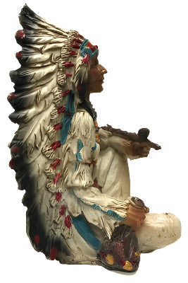 Indio nativo americano sentado con tocado de plumas y pipa