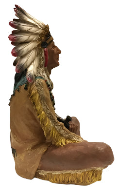 Jefe Indio Norteamericano Sentado con las Piernas Cruzadas con Tocado de Plumas y Pipa 10"