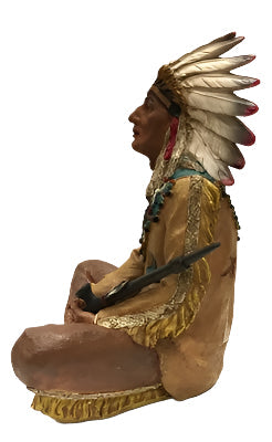 Jefe Indio Norteamericano Sentado con las Piernas Cruzadas con Tocado de Plumas y Pipa 10"