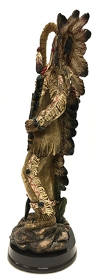 Indio nativo americano con tocado de plumas, lanza y pipa 28 cm