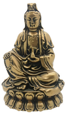 Diosa Kwan Yin sentada en una flor de loto