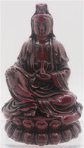 Diosa Kwan Yin sentada en una flor de loto