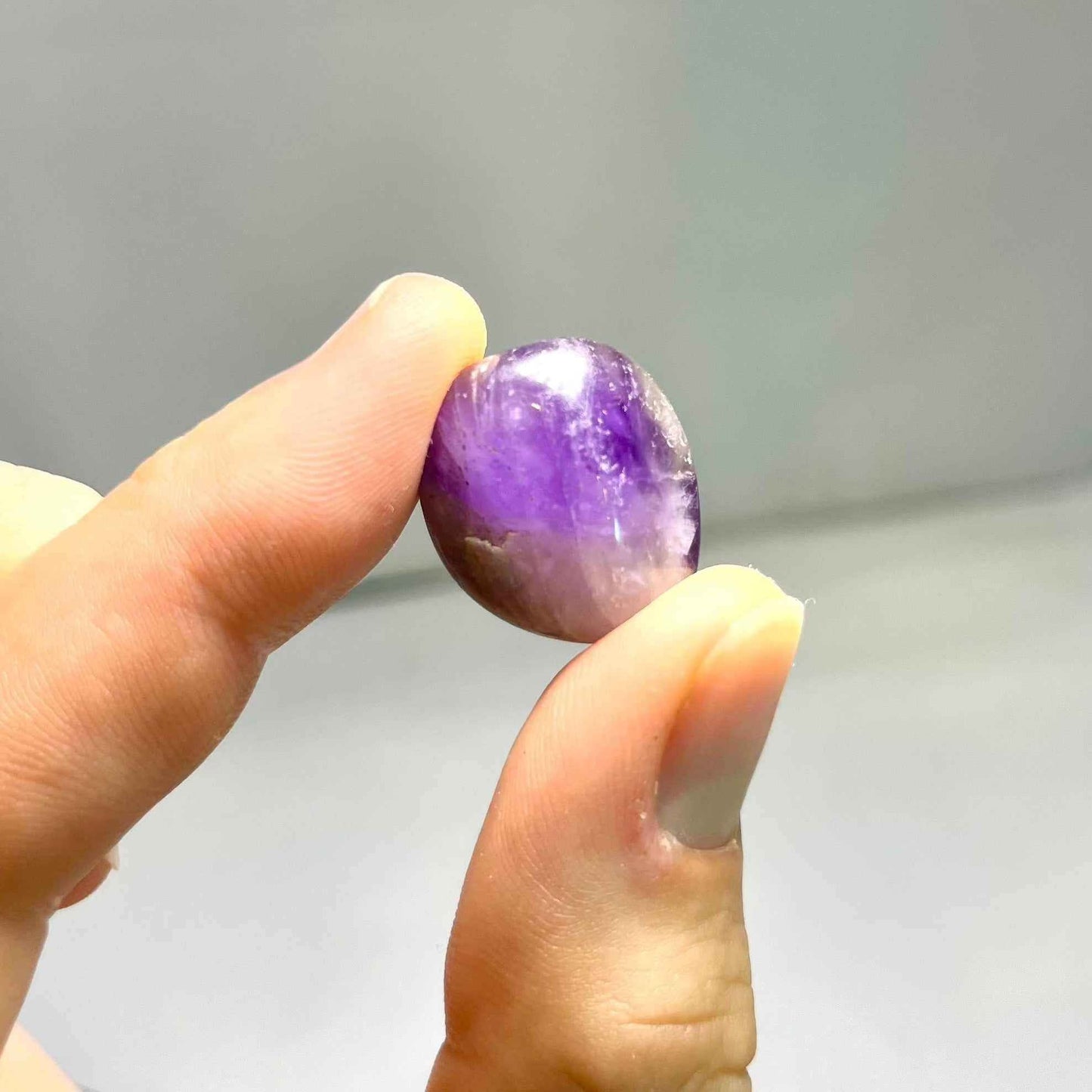 Piedra de bolsillo de amatista pulida