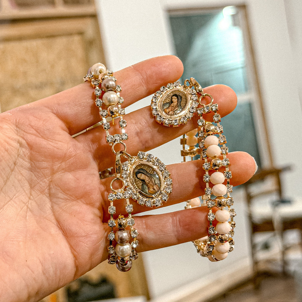 Pulsera con dije de la Virgencita en oro, pulsera no ajustable con cierre de clip