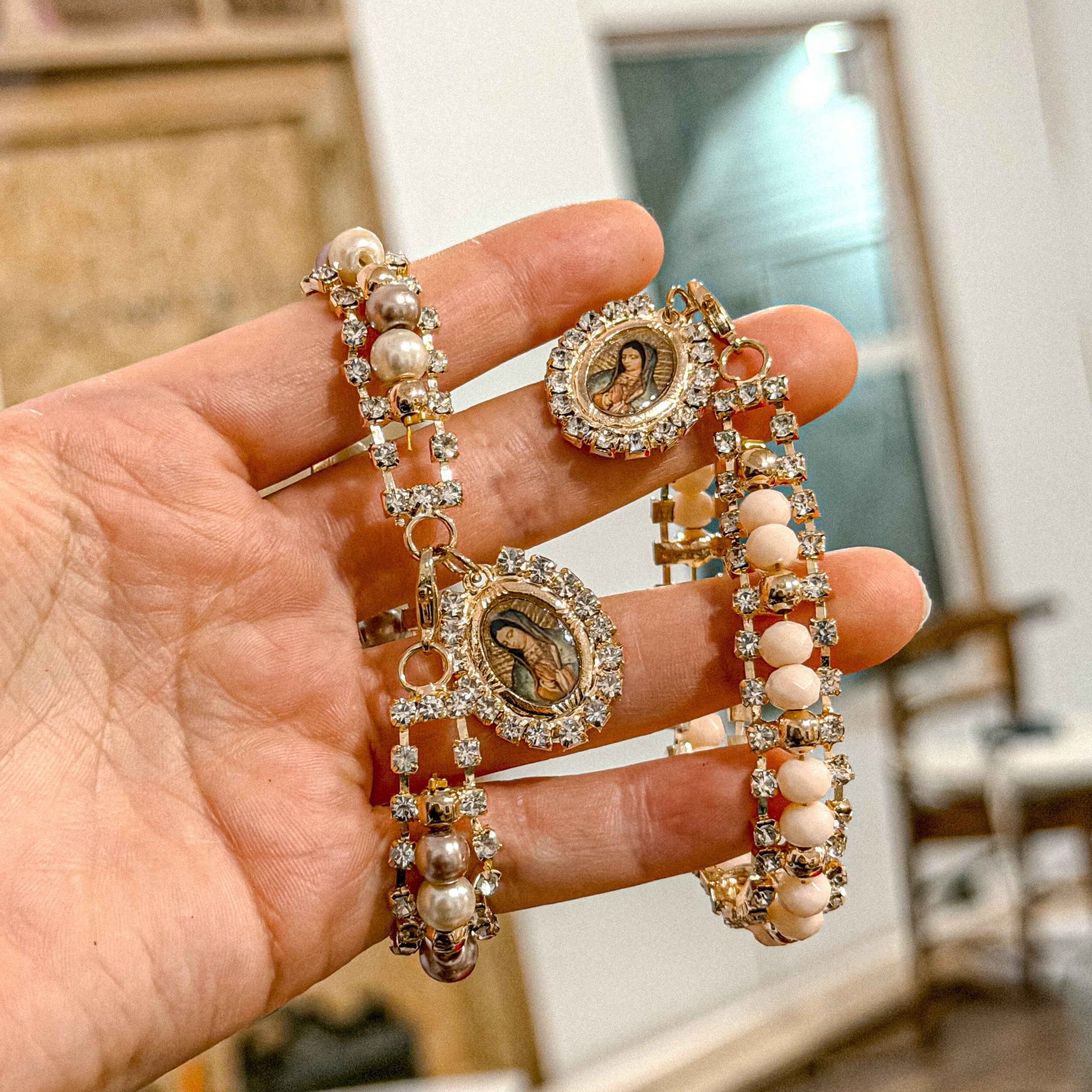 Pulsera con dije de la Virgencita en oro, pulsera no ajustable con cierre de clip