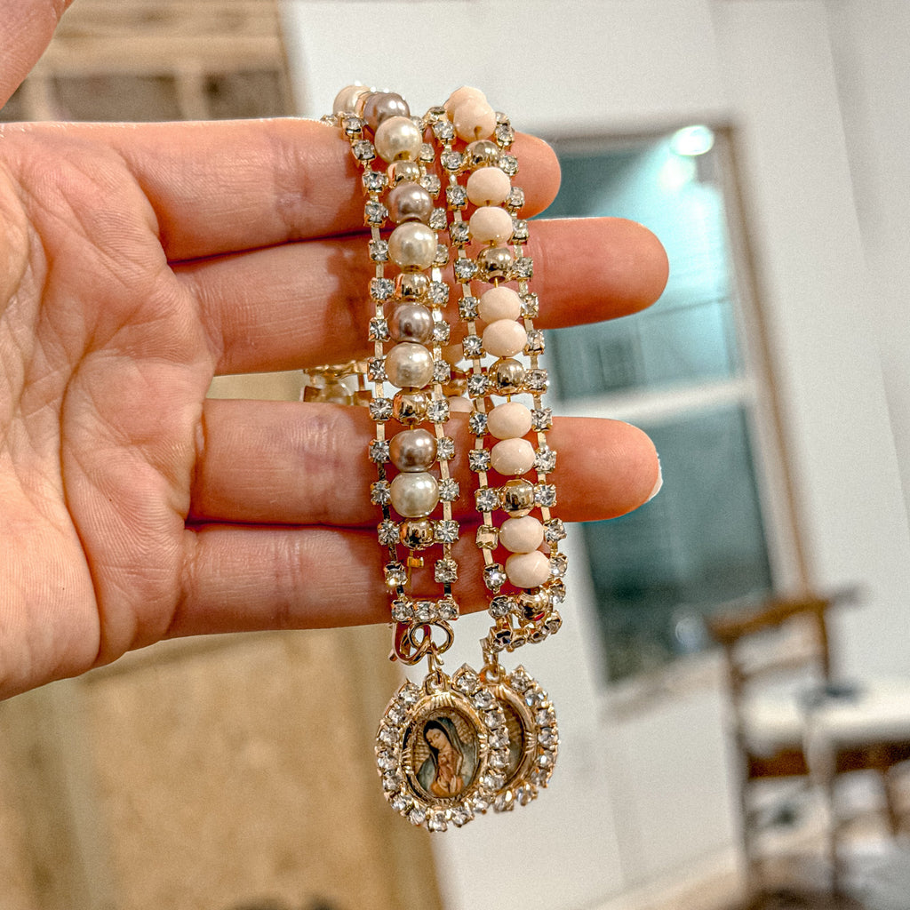 Pulsera con dije de la Virgencita en oro, pulsera no ajustable con cierre de clip