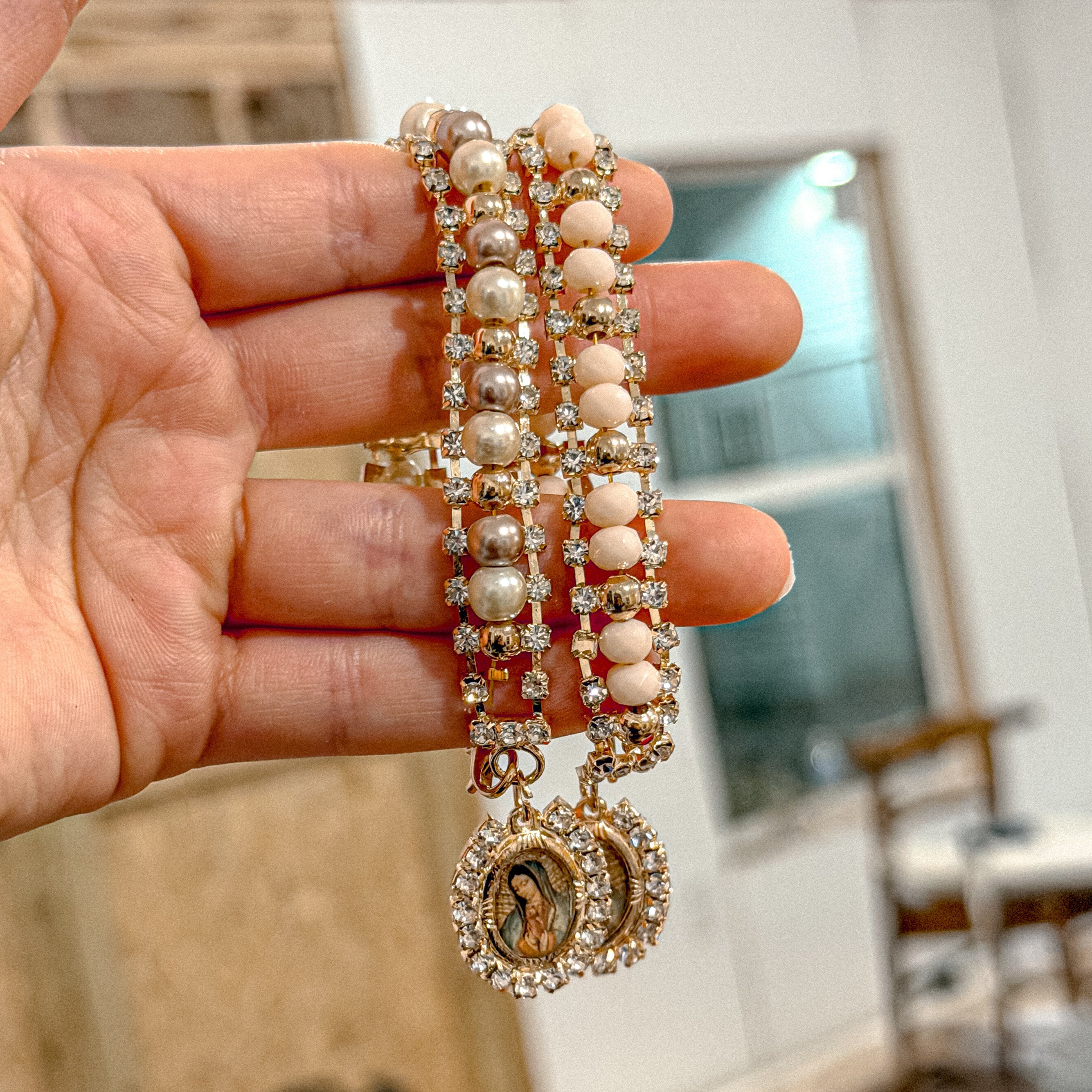 Pulsera con dije de la Virgencita en oro, pulsera no ajustable con cierre de clip