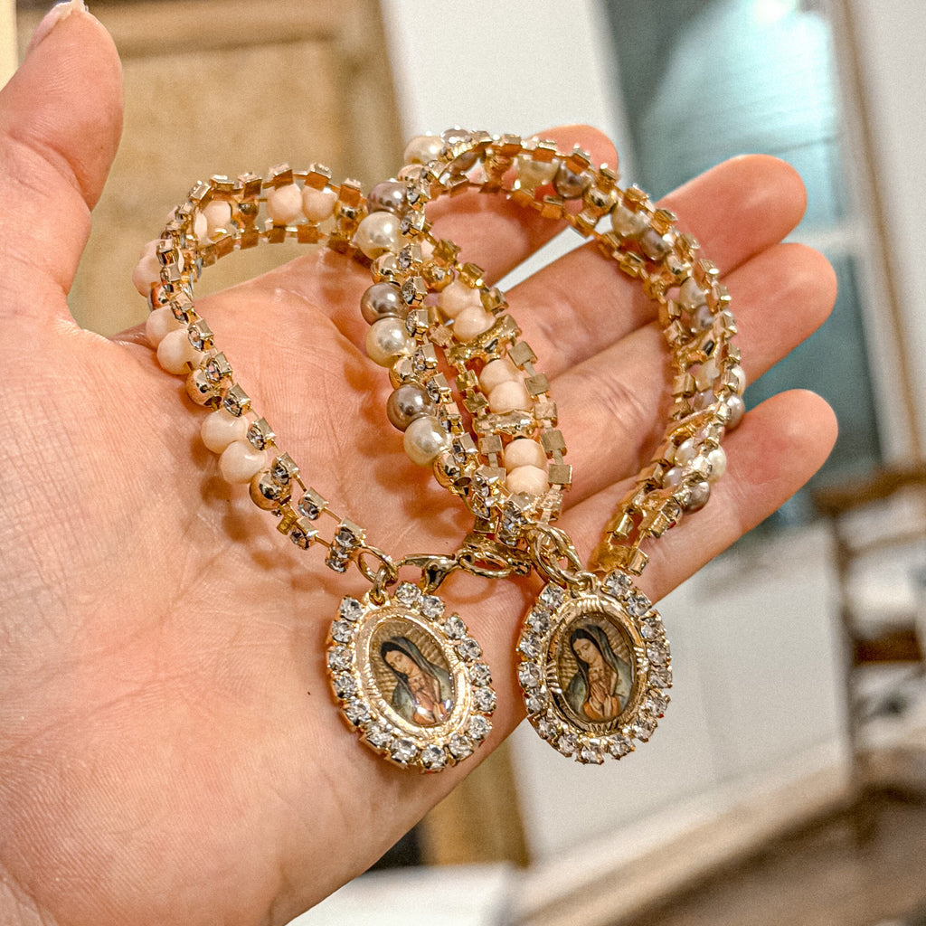 Pulsera con dije de la Virgencita en oro, pulsera no ajustable con cierre de clip