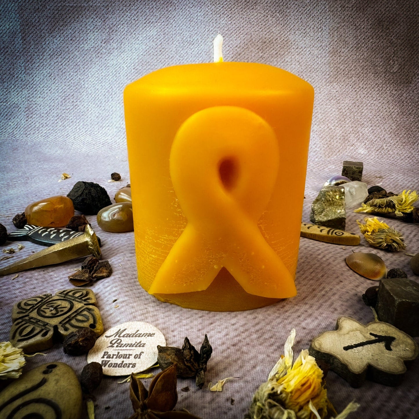 Vela de hechizo en pilar de cera de abeja con cinta de concienciación - Honra a los héroes y apoya causas
