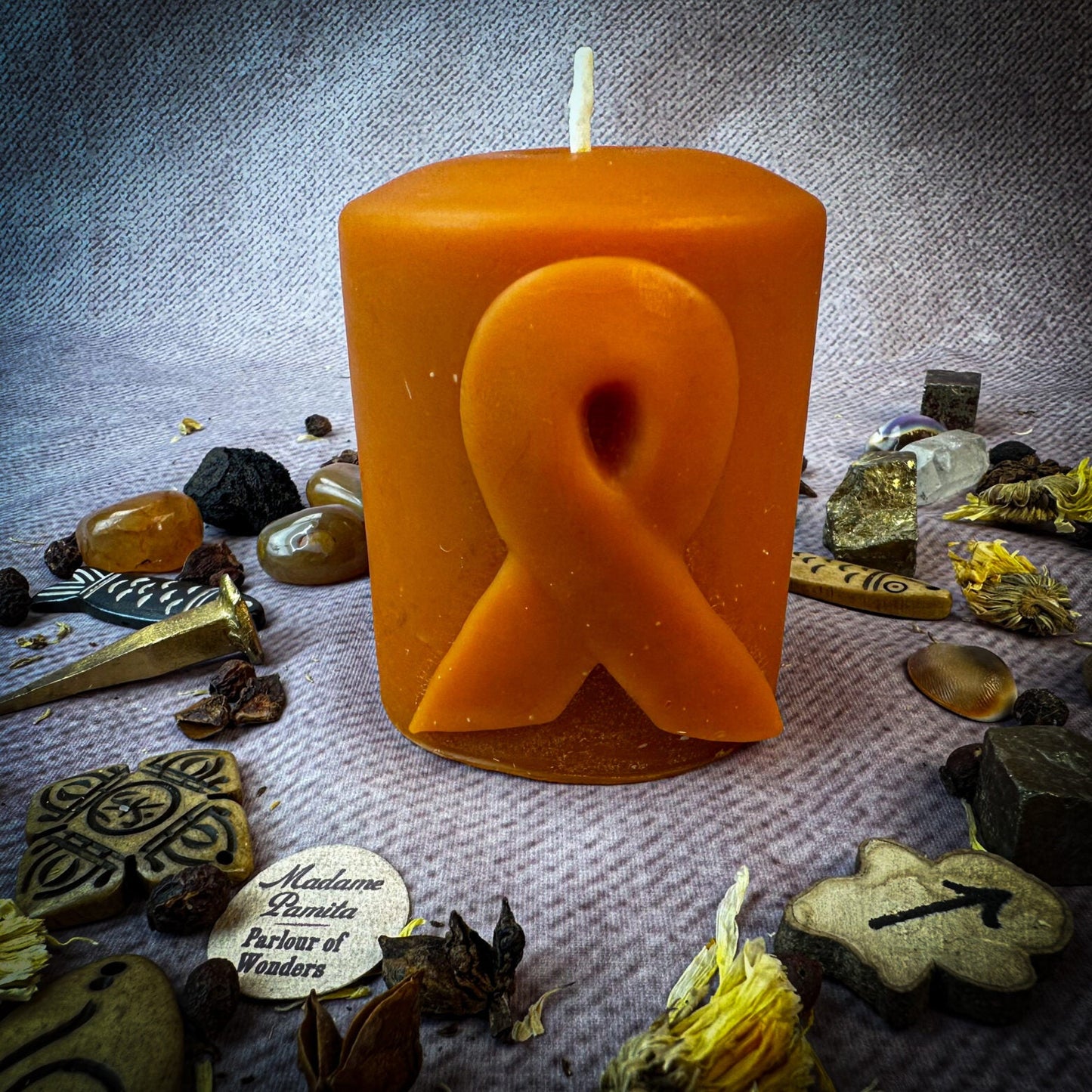 Vela de hechizo en pilar de cera de abeja con cinta de concienciación - Honra a los héroes y apoya causas