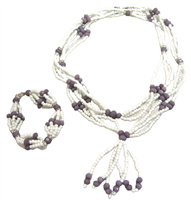 Collar y pulsera blancos y morados