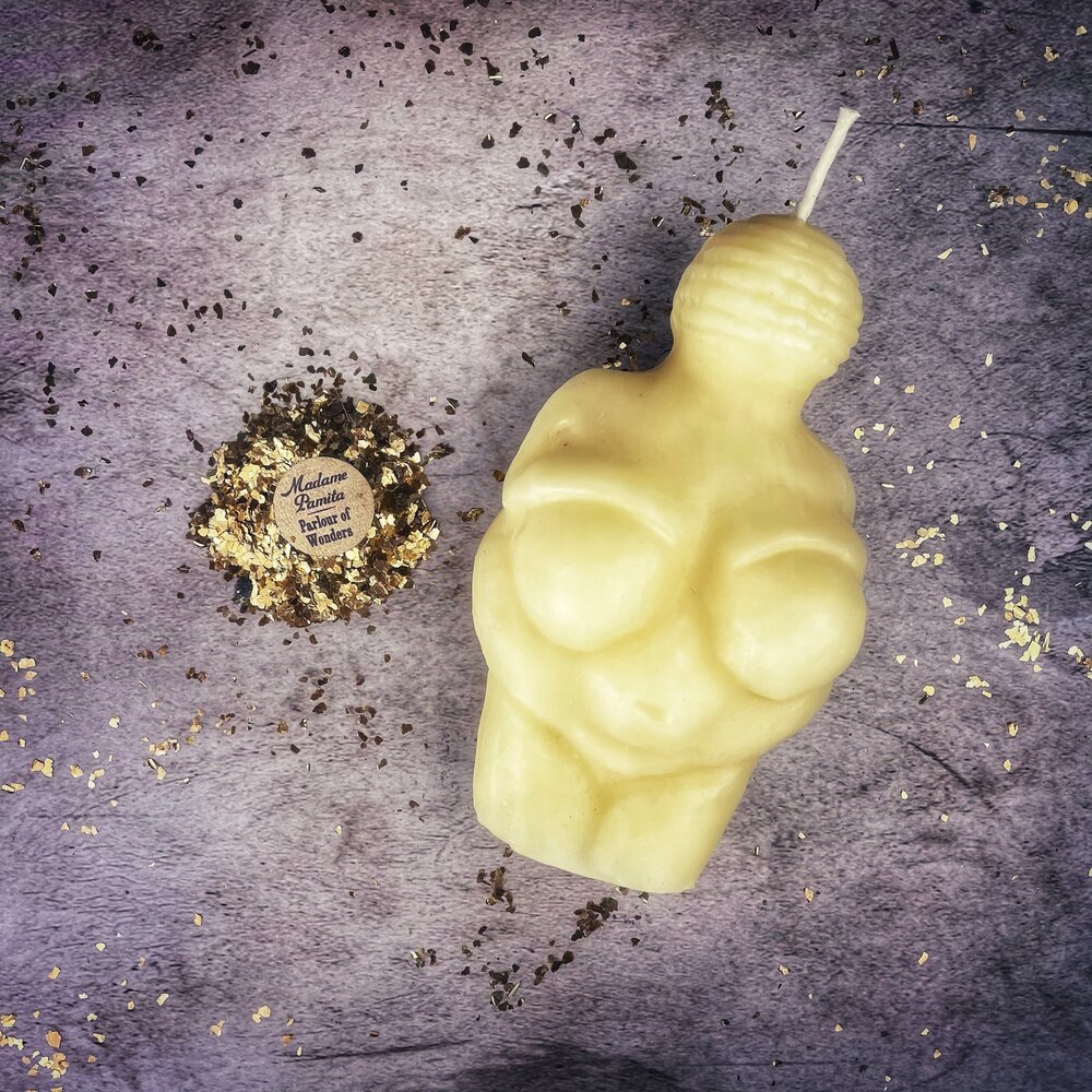 Vela Mágica de Cera de Abeja Diosa de Willendorf - Poder Femenino y Magia de la Fertilidad