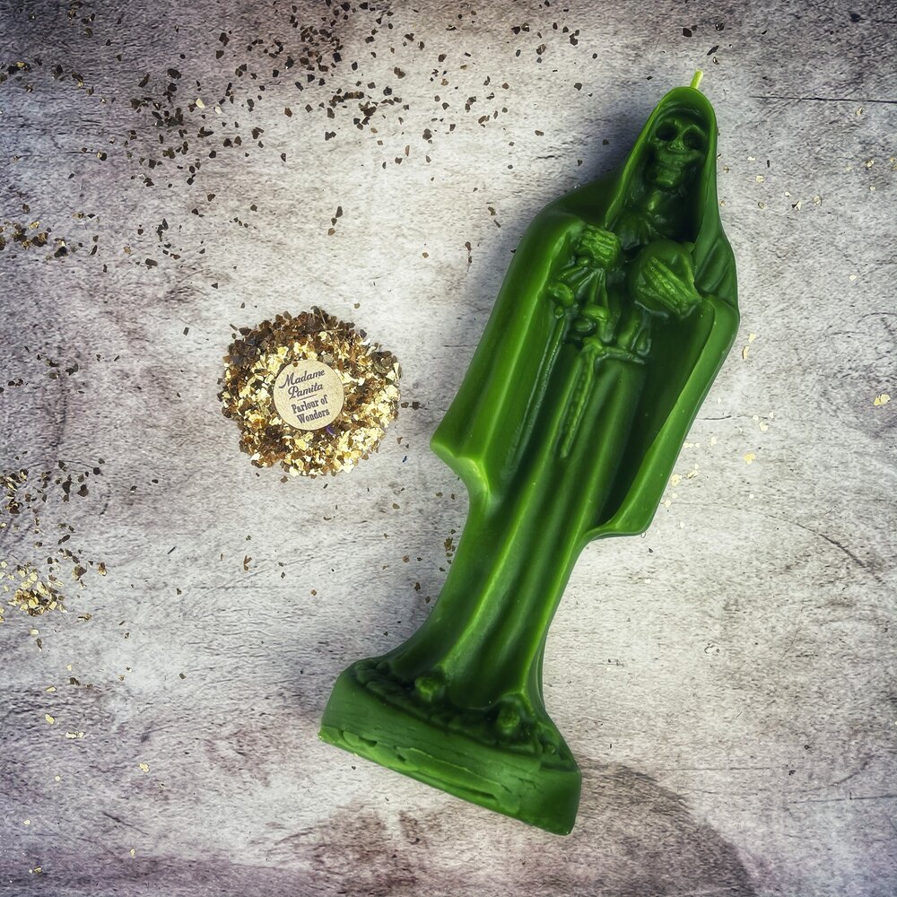 Vela de cera de abeja de la Santa Muerte - Devoción sagrada a la santa popular y magia de protección