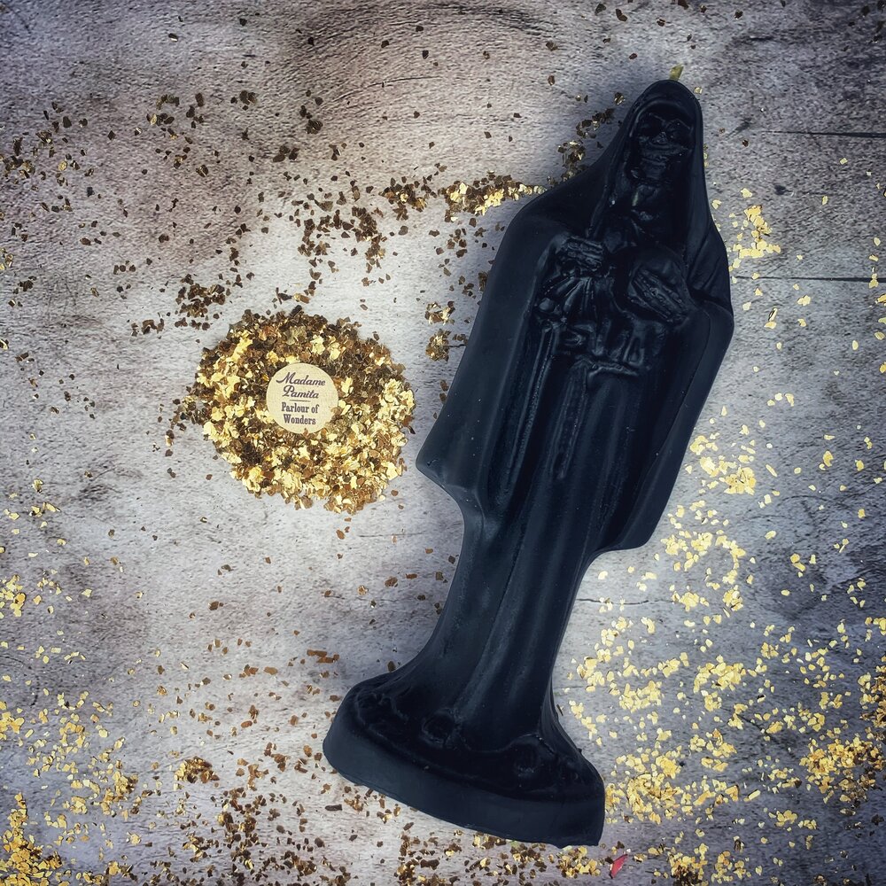 Vela de cera de abeja de la Santa Muerte - Devoción sagrada a la santa popular y magia de protección
