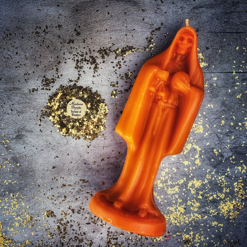 Vela de cera de abeja de la Santa Muerte - Devoción sagrada a la santa popular y magia de protección