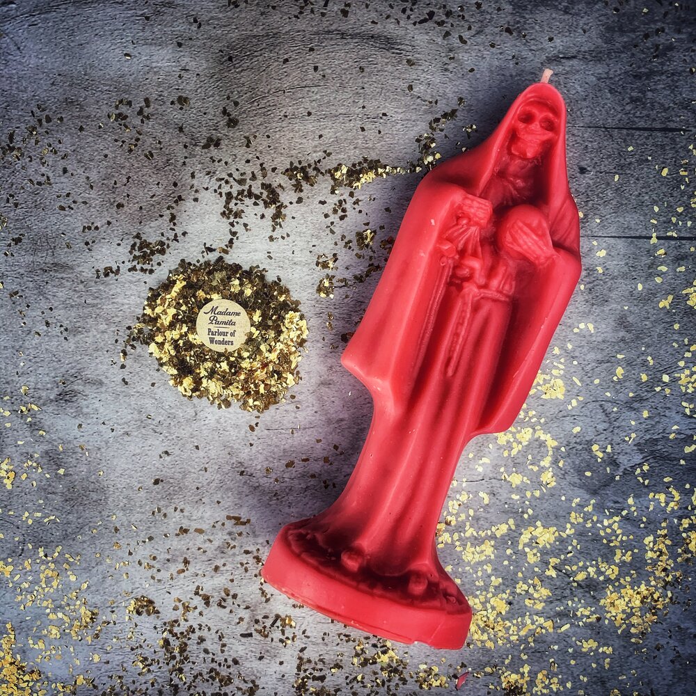 Vela de cera de abeja de la Santa Muerte - Devoción sagrada a la santa popular y magia de protección