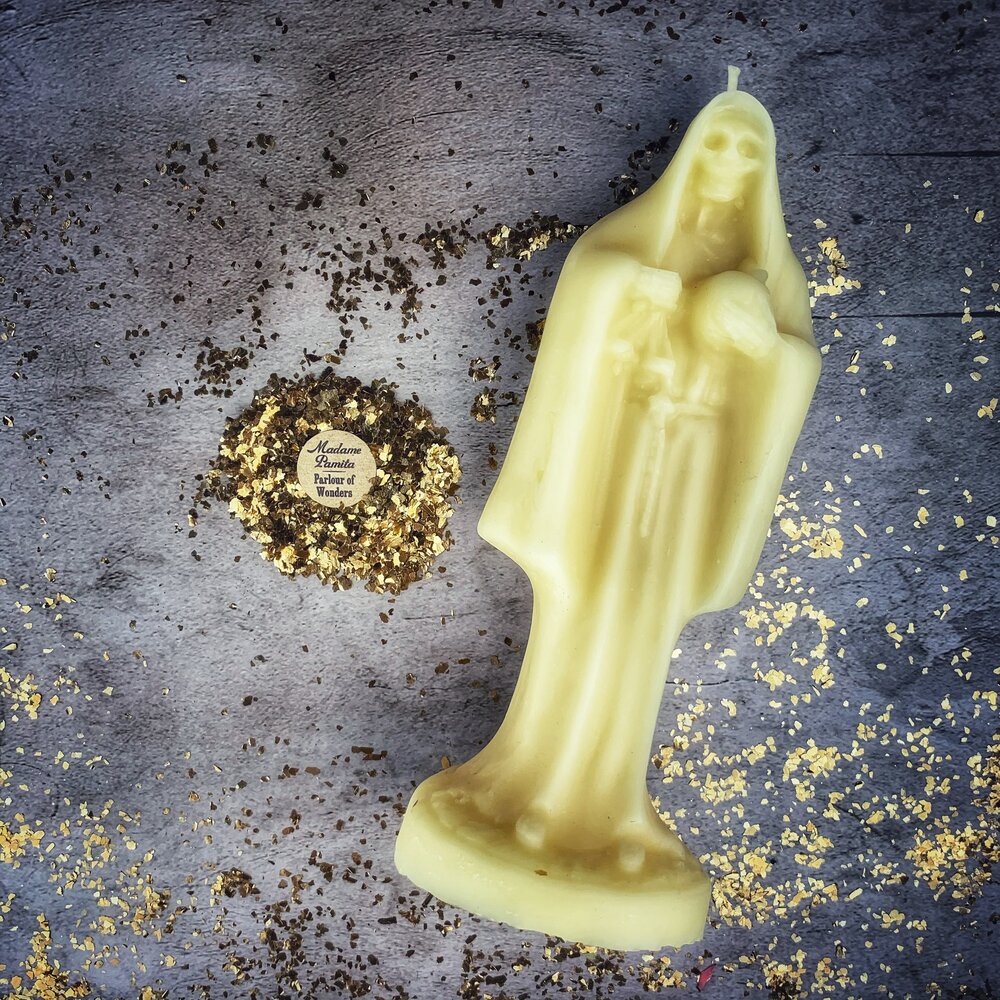 Vela de cera de abeja de la Santa Muerte - Devoción sagrada a la santa popular y magia de protección
