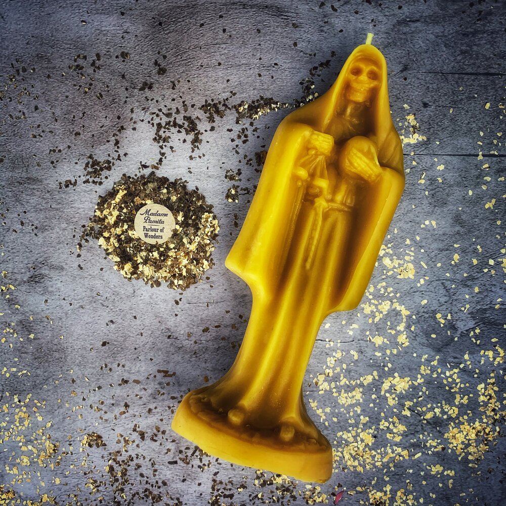 Vela de cera de abeja de la Santa Muerte - Devoción sagrada a la santa popular y magia de protección