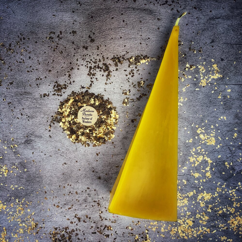 Vela de Hechizo de Pirámide de Cera de Abeja - Magia para el Éxito y la Estabilidad Duraderos