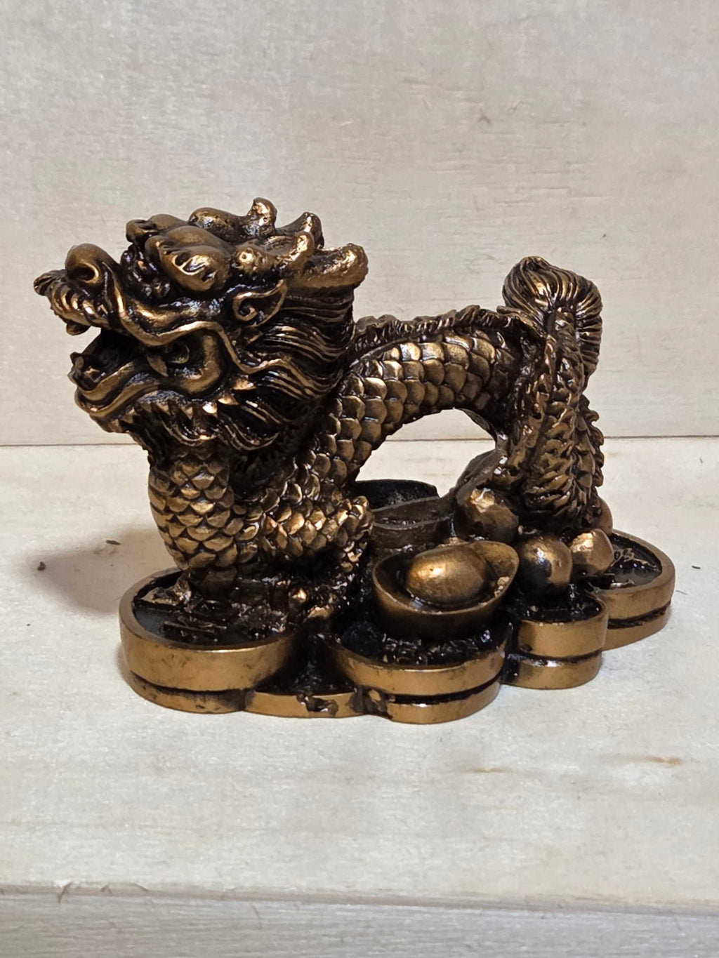Tótem Dragón Chino de la Suerte Protegiendo el Dinero - 2 pulgadas